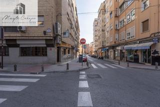 Local Comercial en Calle ISAAC ALBENIZ 12