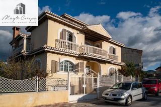 Chalet in Calle jardines 38. Vivienda unifamiliar aislada de estilo señorial en otura.