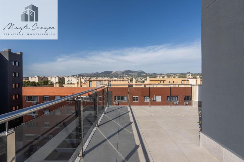 Foto 7e21365a-1b85-41dc-9f5f-bba75690f47b. Ático en calle deifontes 2 exclusivo ático con 97 m2 de terraza y vistas a sierra nevada en barrio periodistas en Granada