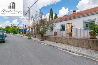 Casa  Calle pantano. Magnífica casa en una planta con gran parcela en un entorno idíl