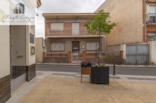 Casa adosada en Ogíjares. Se vende casa con una parcela de 518 m2 en el centro de los ogíj