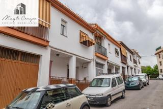 Casa adosada en Calle del pensamiento 19. Casa en la zubia con amplio patio y tres dormitorios.
