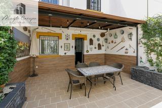 Maison jumelée  Calle luis rosales. Preciosa casa reformada de 3 dormitorios con patios y terraza en