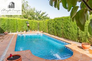 Casa a Cúllar Vega. Vive la tranquilidad con espacio en este impresionante chalet pa