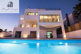 Chalet in Calle cenes de la vega 31. Chalet minimalista de diseño moderno en venta en la zubia.