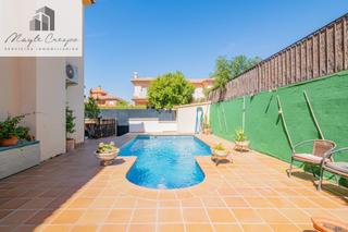 Casa pareada en Belicena. Chalet con gran parcela
