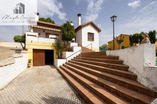 Xalet  Avenida montevive. Fantástica vivienda en gabias junto al campo de golf!