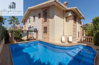 Casa aparellada  Calle de manuel cano tamayo. Casa pareada con piscina, en huétor vega