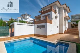 Chalet in Otura. Tu refugio en la urbanización cortijo de la luz