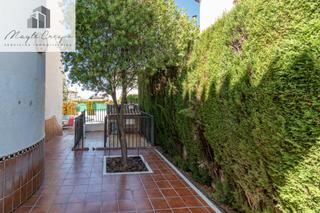 Chalet in La Zubia Ciudad. Impresionante chalet en la zubia con piscina y espacios amplios