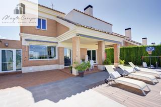 Chalet à Avenida del juncalillo 12. Chalet de lujo en primera linea de campo de golf