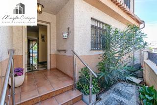 Casa adossada a Calle de tarifa 4. Casa 220m placas solares  4 hab  garaje  las gabias  ahorra en l