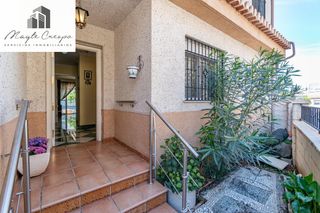 Reihenhaus in Calle de tarifa 4. Casa 220m2 placas solares  4 hab  garaje  las gabias  ahorra en