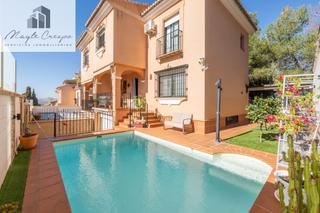 Casa adossada  Avenida de los almendros. Chalet adosado con piscina y placas solares en el parque de los