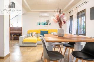 Towny house  Calle de inglaterra 13. Chalet con piscina en los rebites a pocos metros de granada capi