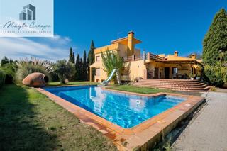 Chalet  Calle calle buenos aires (ur.el arenal) 69. Gran chalet en alhendín con 7 dormitorios, piscina y pista de te