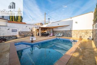 Xalet a Huétor Vega. Exclusivo chalet en huetor vega con piscina de agua  salina y am