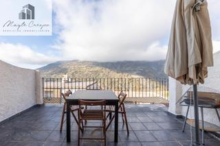 Piccolo appartamento  Calle de la carretera. Apartamento con terraza y vitas en bubión