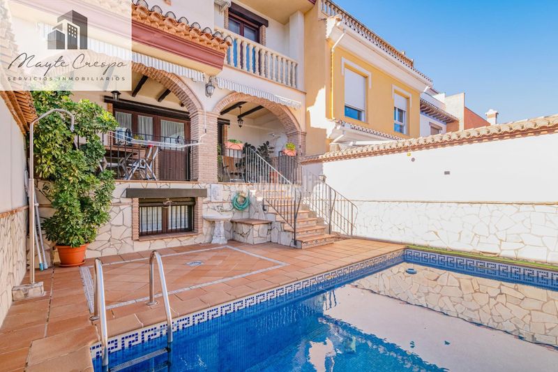 Foto c362e1a9-d179-4d11-852c-5e944433f788. Casa adossada amb calefacció aparcament piscina a Zubia (La)