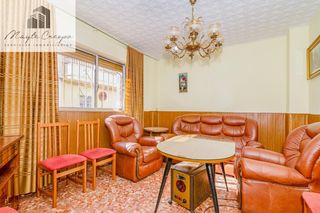 Casa a Barrio de Zaidín. Casa con patio y terraza junto al pts