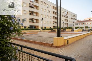 Flat  Calle calle andújar. Amplia vivienda vpo con terraza, garaje y excelente ubicación ju