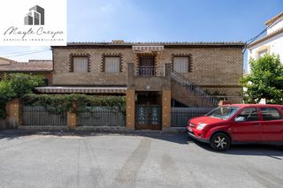 Haus  Calle los llanos 2. Barrio de monachilcasa con 3 viviendas independientes en una sol