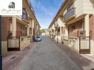 Casa adossada  Calle tiberio 7. Casa de 4 dorm. reformada. en urb. privada con piscina com.