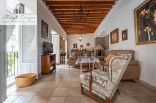 Casa  Calle fuente nueva. Casa de 555 m2 con 3 plantas y 2 locales comerciales junto al ay