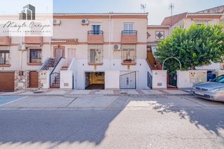 Casa adossada a Chauchina. Amplia vivienda en chauchina con piscina