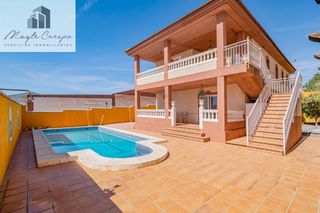 Chalet  Calle calle juan de la cierva. Impresionante chalet en lachar con piscina y amplios espacios!