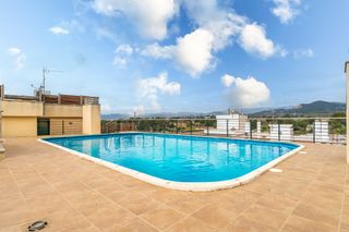 Piso en Carrer de riudecols 10. Piso soleado con piscina y garaje