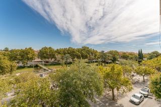 Pis  Carrer de gimbernat. Piso con vistas despejadas y luminoso