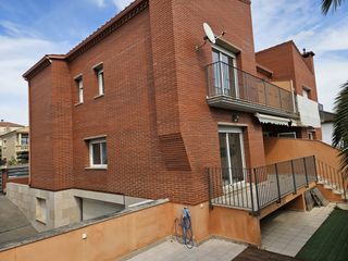 Casa aparellada a Carrer del rescat 24. Chalet pareado en venta a pocos minutos de la playa.