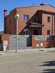 Casa  Carrer del rescat. Amplio chalet de 243m de tres plantas más buhardilla garaje de d