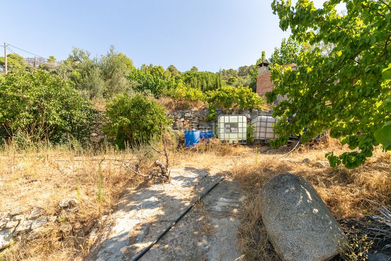 Foto 0f7b1905-6979-41a2-9d17-be91444b95f3. Masia amb xemeneia calefacció aparcament a Alforja