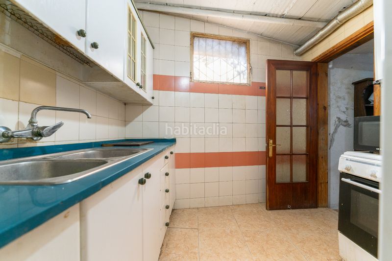 Foto e3bb7177-18ca-4c92-9522-978106e9671d. Masia amb xemeneia calefacció aparcament a Alforja