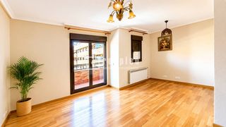 Rent Flat in El Quiñón. Se alquila magnífico piso de 4 dormitorios en el quiñón seseña