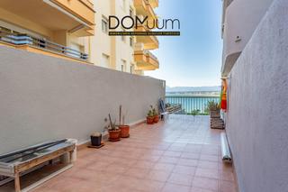 Ground floor  Brussel·les. Plata baja con gran terraza y vistas al mar.