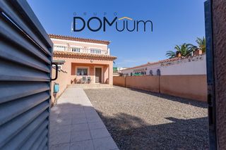 Casa aparellada  Calle de valls. Vivienda unifamiliar pareada en miami playa