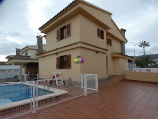 Chalet en Torreón-La Almadraba. Chalet con 5 habitaciones amueblado con parking, piscina y calef
