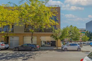 Local Comercial a Carrer del pla de baix 55. Conjunto de 2 locales en venta c/pla de baix de granollers