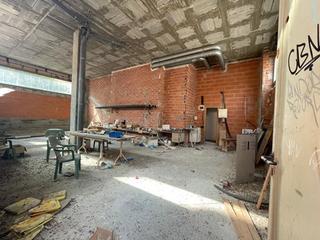Local commercial à Carrer de pau casals 122. Conjunto de locales en venta avinduda catalunya de parets del va