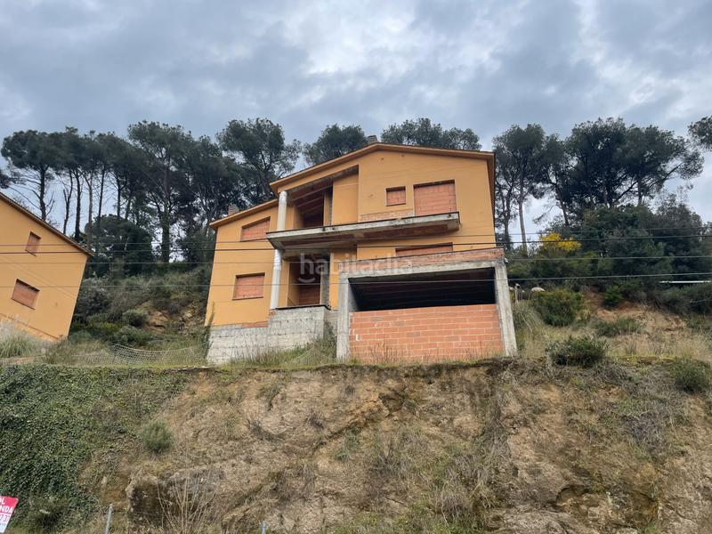 Foto d123adb7-df9d-4dea-82aa-19267b3cc6f4. Terreno residencial obra parada en avinguda can massuet en Dosrius