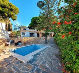 Chalet in Pinares de San Antón. Villa en venta en pinares de san anton, 4 dormitorios.
