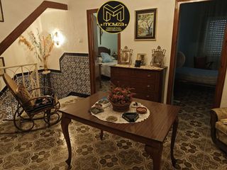 Maison à Jamilena. Casa en venta en centro, 8 dormitorios.