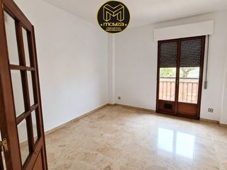 Flat in Ctra. Circunvalación - La Magdalena. Piso en venta en ctra. córdoba, 3 dormitorios.