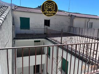 Edificio en Valdepeñas de Jaén