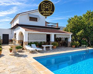 Chalet in Torredonjimeno. Chalet en venta en torredonjimeno, 4 dormitorios.