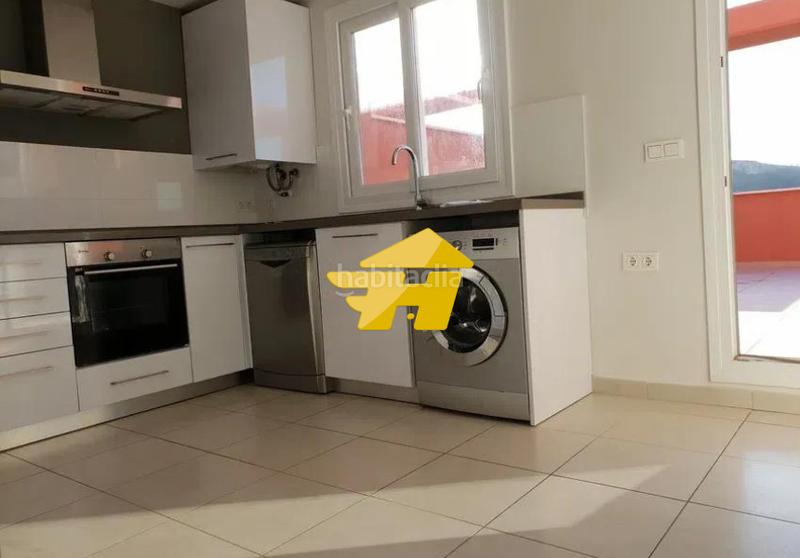 Foto 044a7d21-0ad2-460e-8bc7-09e7418e45a9. Location attique avec parking piscine dans Jarazmin Málaga