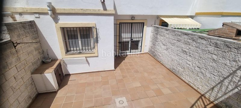 Foto 7ba8c89d-d786-497a-8d98-cded38791943. Casa adossada amb piscina a San Bernabé Algeciras